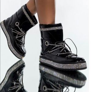 Selling stylish cute boots